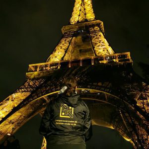Franziska stolz mit ihrer Trainingsjacke vor dem Eifelturm in Paris