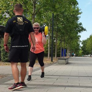 Personal Training mit Gewicht zum Abnehmen mit Janett und Gesundheitsexperte Marcel Kucharski